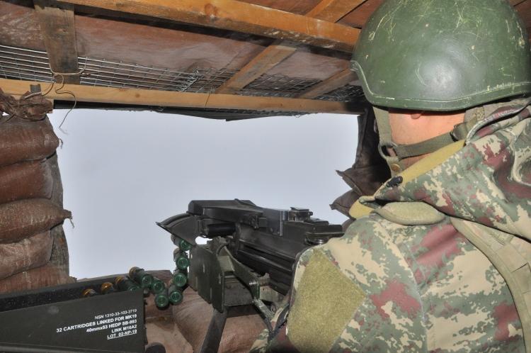 <p>Kış aylarının zorlu geçtiği bölgede yılın büyük bölümü kara yolu ile ulaşım da sağlanamıyor. Şırnak’ın Uludere ilçesinin Irak Sınır hattında süren Pençe-3 Harekatı yoğun tipi ve soğuğun etkili olduğu kırsalda eksi 25 dereceye varan soğukta yürütülen harekata drone savar, şahingözü, Sarp Silah Sistemi, tank, havan topu ve serhat havan tespit radarı ile destek sağlıyor.</p>

