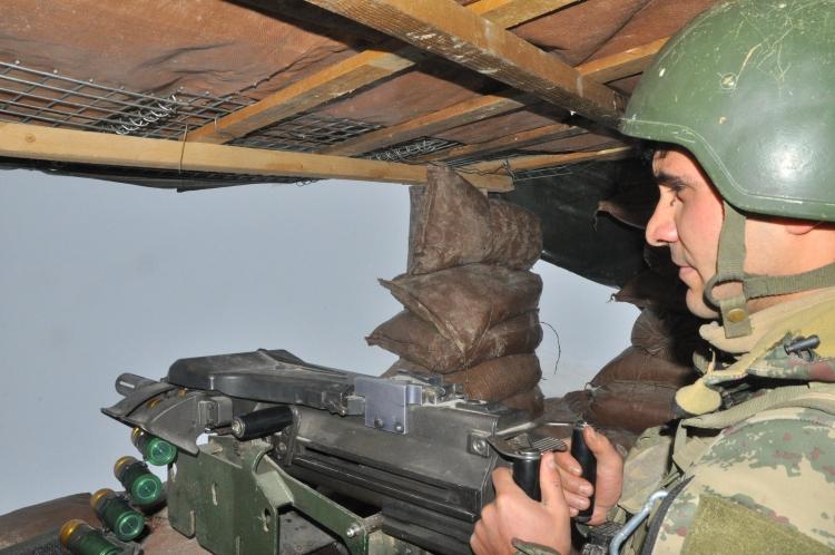 <p><strong>Mehmetçik her an teyakkuzda</strong></p>

<p>Şişe Tepe Üs Bölgesindeki 6'ncı Hudut Bölüğü Komutanı Piyade Yüzbaşı Berat Sungur ağır kış şartlarına aldırış etmeden bölücü terör örgütünün ülkeye yönelik faaliyetlerini engellediklerini söyledi.</p>

<p><br />
 </p>
