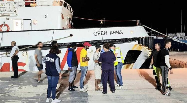 <p>21 Ağustos</p>
<p>- AB üyesi 5 ülke, 19 gündür denizde bekleyen Open Arms gemisindeki düzensiz göçmenleri almayı kabul etti.</p>