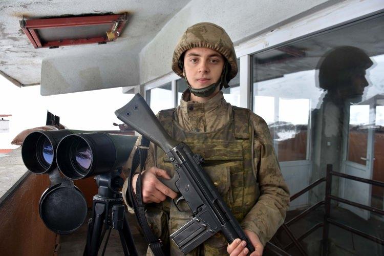 <p>Bölgemizde 7/24 esasa göre nöbet ve operasyon faaliyetlerimiz devam etmektedir. Hava şartları ne olursa olsun, karda kışta sıfırın altında 30 derecede operasyonlarımıza devam ediyoruz. Devletimizin verdiği imkanlar doğrultusunda terör örgütlerinin bölgede barınmalarına engel olmak için operasyonlarımızı sürdürmekteyiz. Burada bulunmamızın amacı halkımızın huzur ve güvenini sağlamaktır."</p>

