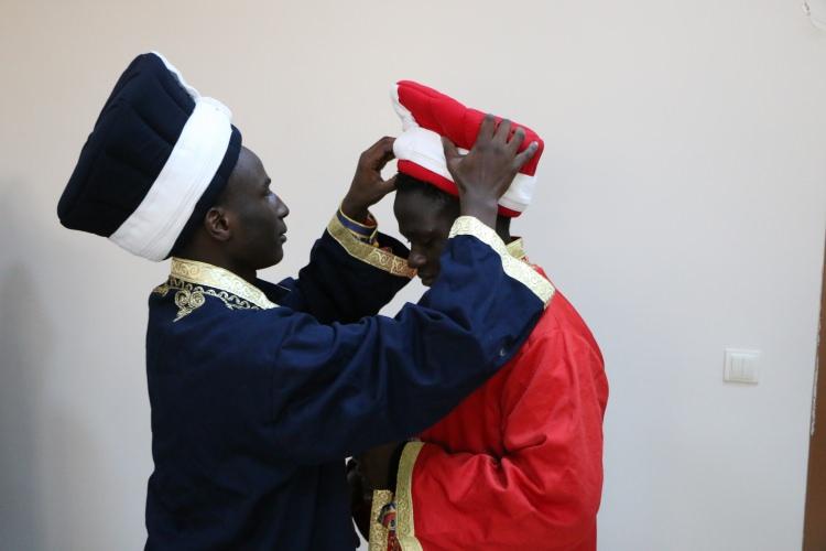 <p>- "Konser alanına çıktığımızda çok mutlu oluyorum"</p>

<p>İnşaat mühendisliği bölümü 2. sınıf öğrencisi Ugandalı Abdallah Managa ise lise eğitimini Kayseri'de aldığını, oradaki bir programda mehter takımını gördüğünü ve çok hoşuna gittiğini ifade etti.</p>
