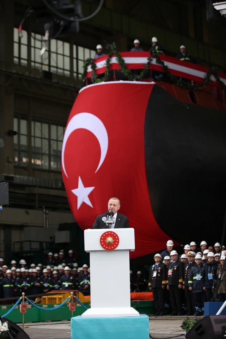 <p>Türkiye Cumhurbaşkanı Recep Tayyip Erdoğan, Gölcük Tersane Komutanlığında Yeni Tip Denizaltı Projesi 1'inci Gemisi Pirireis'in Havuza Çekme ve 5’inci Gemisi Seydialireis'in İlk Kaynak Töreni'ne katılarak konuşma yaptı.</p>
