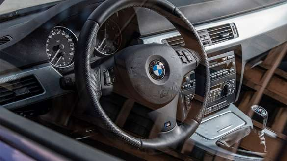<p>Ülkemizde özellikle <strong>320d </strong>seçeneği ile çok sevilen E90 gövde kodlu BMW 3 Serisi, dizelin yüksek torkunu ve düşük yakıt tüketimini markanın geleneksel sürüş keyfiyle harmanlayarak kitlelerin beğenisine sunmuştur.</p>