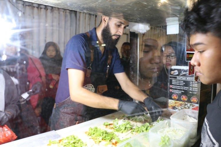 <p>Ünlenmesiyle ortaklık tekliflerinin de arttığını anlatan Mustafa, ''Başkent ve diğer şehirler için şube çalışmalarımız oldu. Ülke genelinde de en doğudaki Papua’dan batıdaki Açe bölgesine kadar 200’den fazla şube açılması yönünde talep var.'' dedi.</p>
