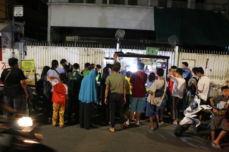 <p>21 yaşındaki Nicky Pratama da ''Sosyal medyadaki görüntülerde buradaki dönere yoğun bir ilgi olduğunu gördüm. 2 gün öncesinden ancak döner sırasında yer bulabildim. Döner için buraya 2 saat uzaklıktaki Depok bölgesinden geliyorum.'' diye konuştu.</p>
