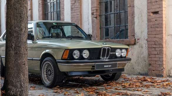 <p><strong>BMW 3 Serisi’nin birinci nesli, E21 (1975)</strong></p>

<p> Sürücü odaklılık ve sürüş keyfi gibi kavramları daha önce ele alınmamış biçimde sunan BMW 3 Serisi, yenilikçi tarzı kadar temiz, sade formuyla da ön plana çıkıyor. </p>
