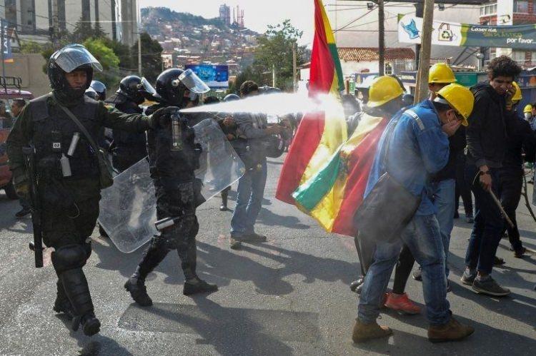<p>10 Kasım</p>
<p>- Bolivya'da 26 Ekim'de yapılan ve oy sayımındaki şaibe iddiaları nedeniyle ülke genelinde protestolara yol açan devlet başkanı seçiminin ilk turunu kazanan Devlet Başkanı Evo Morales, ordunun baskısıyla istifa etti.</p>