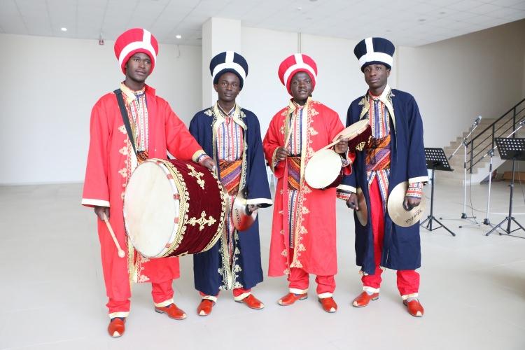 <p>İktisat bölümü 2. sınıf öğrencisi Ugandalı Osama Kabuye de mehter takımında olmasından mutluluk duyduğunu, kıyafetleri giyip çalmaya başladığında kendisine ayrı bir kuvvet geldiğini kaydetti.</p>
