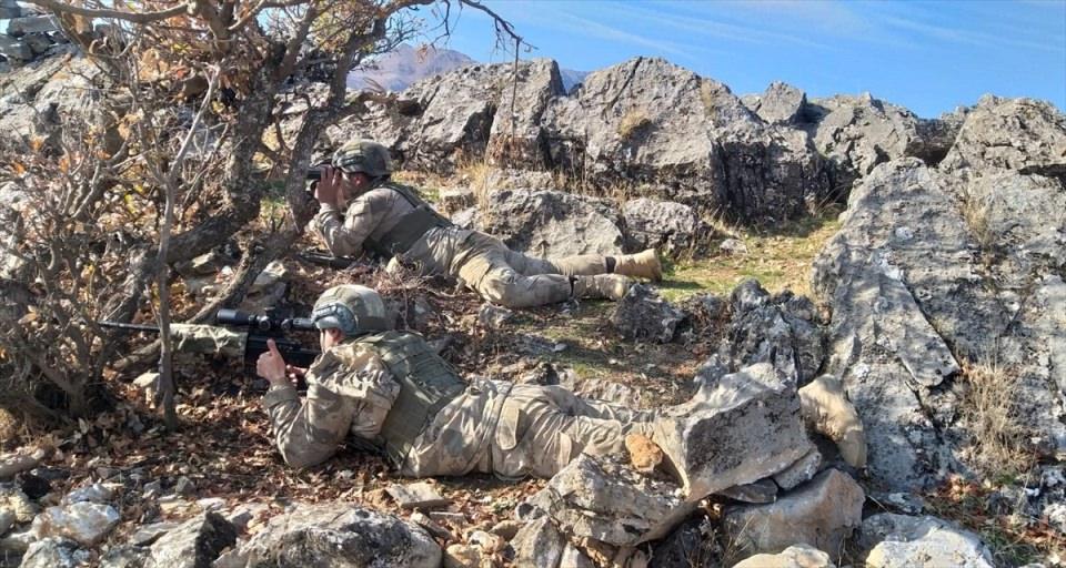 <p>Operasyonda, Van Jandarma Asayiş Kolordu Komutanlığında görevli jandarma komando ve jandarma özel harekat ile polis özel harekat ve güvenlik korucularından oluşan 232 operasyonel tim ve 3 bin 480 personelin görev aldığı belirtildi.</p>

<p> </p>
