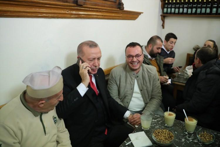 <p>Erdoğan, çocuklarla yakından ilgilenirken, vatandaşlarla bir süre sohbet ederek, hatıra fotoğrafı çektirdi.</p>

<p> </p>
