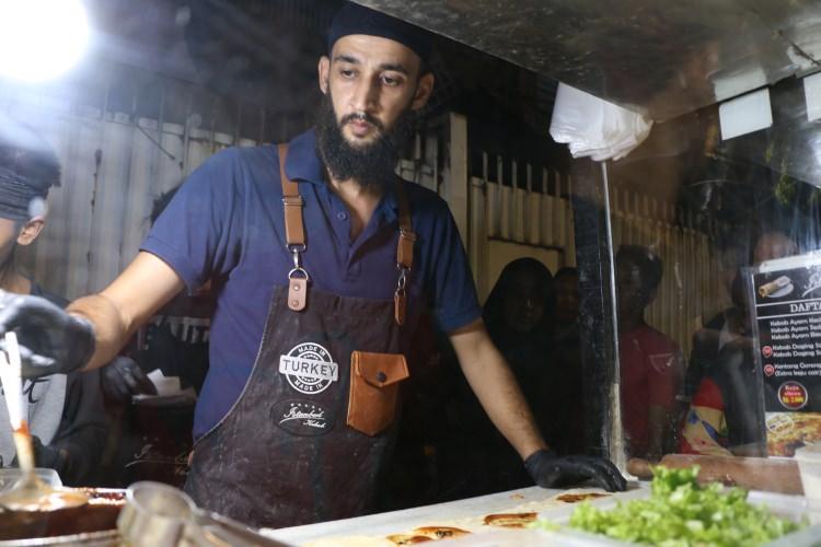 <p>Cakarta’da ''İstanbul Kebab'' ismiyle hizmet veren seyyar tezgahta, küçük boy döner 9 bin rupiah (yaklaşık 4 lira), büyük boy ise 18 bin rupiaha (yaklaşık 7,5 lira) satılıyor.</p>
