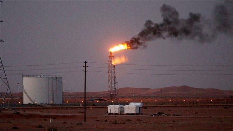 <p>14 Eylül</p>
<p>- Suudi Arabistan'ın milli petrol şirketi Saudi Aramco'ya ait iki tesise silahlı insansız hava aracıyla (SİHA) saldırı düzenlendi. Aramco, petrol üretimini geçici olarak durdurdu. Suudi Arabistan, Husilerin saldırıda İran yapımı silahlı İHA'lar kullandığını öne sürse de bu kanıtlanamadı.</p>