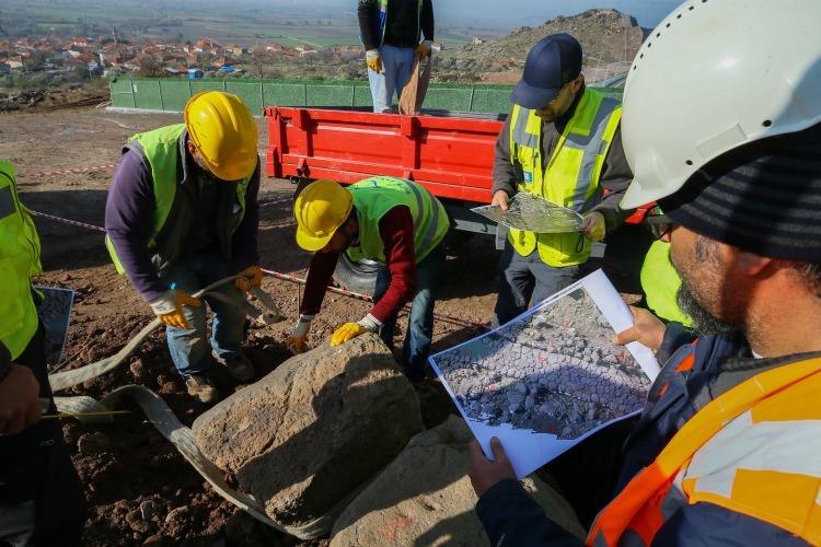 <p><strong>- "Antik dönemdeki tekniği uyguluyoruz"</strong></p>

<p> </p>

<p>Konusunda uzman bir ekip tarafından çalışmaların devam ettiğini vurgulayan Keser, "antik yol"un 20 metrelik kısmının 10 günde tamamlandığını aktardı.</p>

<p> </p>
