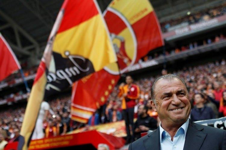 <p><strong>"8 de kapanır 18 de"</strong></p>

<p>Erzurum'da puan kaybeden Galatasaray'da Terim'in sözleri güne damga vurdu </p>
