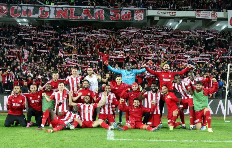 <p>Süper Lig'de sezonun ilk yarısına Sivasspor damga vurdu. Rıza Çalımba'ın öğrencileri Beşiktaş ve Trabzonspor'un ardından Fenerbahçe'yi de mağlup etmeyi bildi. Emre Kılınç, Mert Hakan Yandaş ve Hakan Arslan performanslarıyla ön plana çıkan isimler oldu</p>
