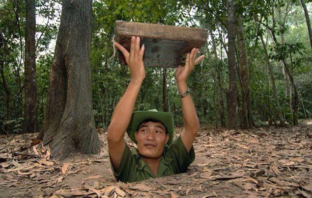 <p>Ülkenin en çok turist çeken yeri ise 1965'te başlayıp 1973 yılına kadar aralıksız 8 yıl devam eden Vietnam Savaşı'nda Amerikan askerlerine karşı kamuflaj ve gerilla saldırıları için kullanılan Cu Chi Tünelleri.</p>

<p> </p>
