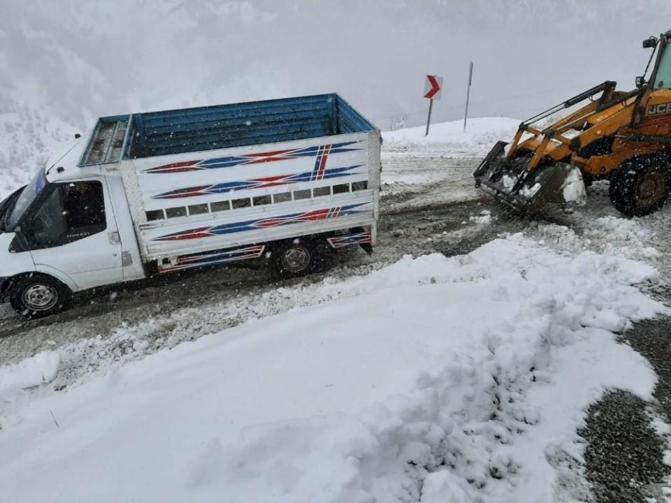 <p> Kapanan köy yollarının ulaşıma açılması için çalışma başlattı. Kapanan gurup köy yolları İl Özel İdaresi ekiplerince tekrardan ulaşıma açıldı.</p>
