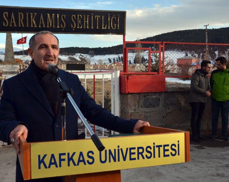 <p>Konuşmaların ardından temsili asker kıyafetleri giyen öğrenciler, sıfırın altında 10 derecede saygı nöbeti tuttu.</p>
