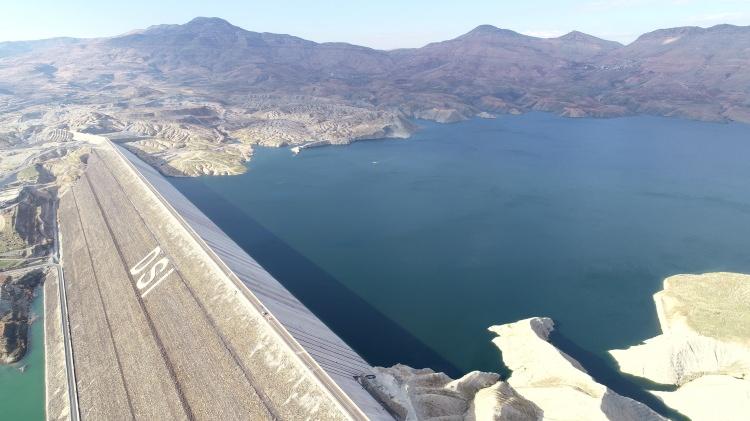 <p>Ön yüzü beton kaplamalı kaya dolgu barajlar kategorisinde, gövde hacmi ve kret uzunluğu bakımından Atatürk Barajı'ndan sonraki ikinci büyük konumunda yer alan Ilısu Barajı'nda su tutma çalışmaları kontrollü şekilde sürüyor.</p>