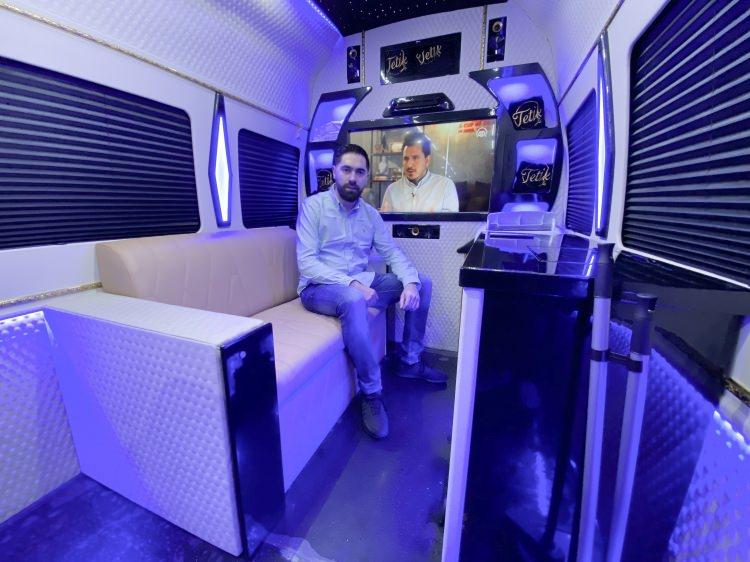 <p>Tetik, "Hollanda'ya farklı bir hizmet getirmek istedim ve 4 yıl önce minibüste seyyar kuaför salonunun ilk fikri oluştuktan sonra arkadaşlarla birlikte projesini hazırladım. Fikir geliştikten sonra yeni bir minibüs aldım ve Türkiye'ye götürüp orada bir firmaya iç dizaynını yaptırdım." dedi. </p>
<p> </p>
