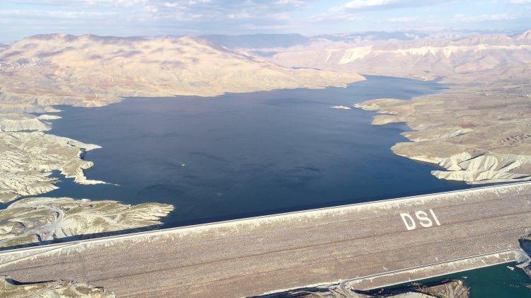 <p>Şubat ayı itibariyle enerji üretimine başlayacak barajda yıllık 4 milyar 120 milyon kilovatsaat enerji üretilecek. 8,5 milyar liraya mal olan baraj ülke ekonomisine yıllık 2 milyar lira katkı sunacak. Ilısu Barajı aynı zamanda Cizre Barajı'nın yapımına da imkan sağlayacak.</p>

<p>​</p>
