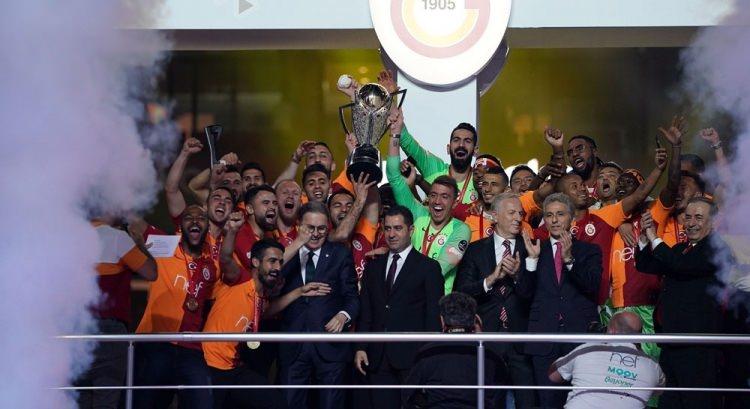 <p>Galatasaray hem Türkiye Kupası'nı kazandı hem de 8 puanlık farkı kapatıp şampiyon oldu. Bursaspor, Erzurumspor ve Akhisarspor küme düştü.</p>

<p> </p>
