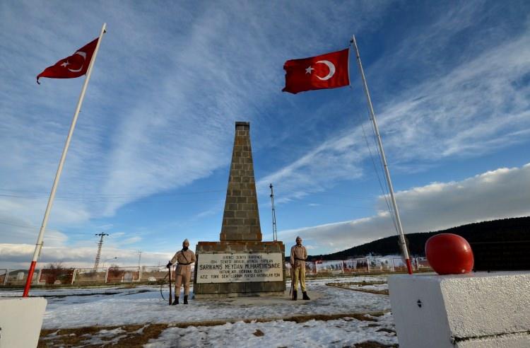 <p>KAÜ Rektörü Prof. Dr. Hüsnü Kapu ise çok anlamlı ve hüzünlü günlerden geçtiklerini ifade ederek, "Şunu hiç unutmamak lazım; onları o kış gününde bile bile ölüme sürükleyen o ruh neyse onu canlı tutmamız lazım. Ruhu kaybedersek varlığımızın hiçbir anlamı olmayacak. Bizlerin de o ruhu ve o gayeyi devam ettirmemiz lazım." diye konuştu.</p>
