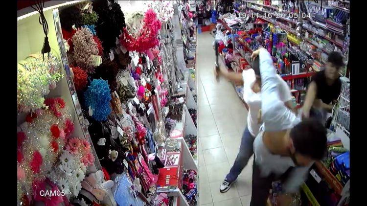 <p>Duruma öfkelenen 3 kişi, tekrar dükkana gelerek yanlarında getirdikleri cop ile N.İ.'ye saldırdı. Cop ve şemsiye ile darbedilen N.İ., kanlar içerisinde kaldı. N.İ.’yi darbeden 3 kişi, bir süre sonra iş yerinden ayrıldı.</p>