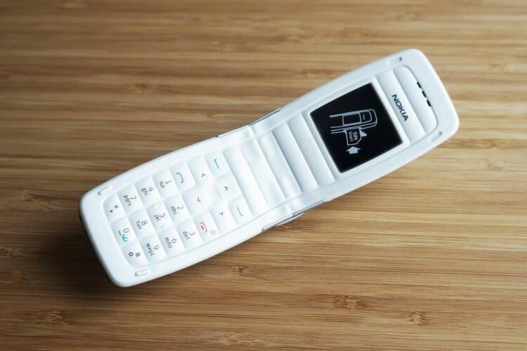 <p><strong>Nokia 2650</strong></p>

<p>2004 yılının Ekim ayında karşımıza ilk kez çıkan bu telefon, düşük fiyatı ve o günün şartlarında sunduğu özelliklerle adından sıkça söz ettirmişti. 128x128 piksel ekran çözünürlüğü, alarm için LED ışık, MMS gibi özellikleriyle Nokia 2650, toplamda 35 milyon sattı.</p>

<p> </p>
