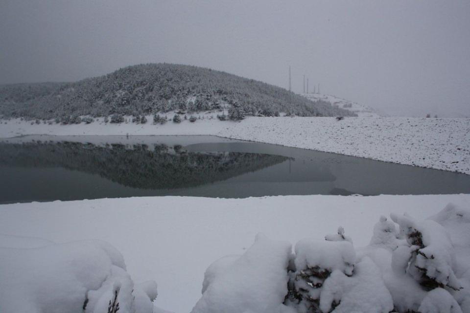 <p>Konya’nın Derbent, Beyşehir, Derebucak ve Hüyük ilçeleri yar yağışı sonrası beyaza büründü.</p>
