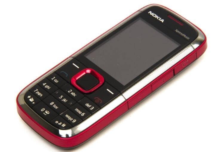 <p><strong>Nokia 5130</strong></p>

<p>Gelelim bir diğer Nokia telefona... Nokia Series 40 işletim sistemi altında çalışan Nokia 5130'un fiziksel bir klavyesi vardı ve 320x240 ekran çözünürlüğü sunuyordu. 2 MP kamerasıyla gelen telefonun toplam satış rakamı 65 milyonu buldu.</p>
