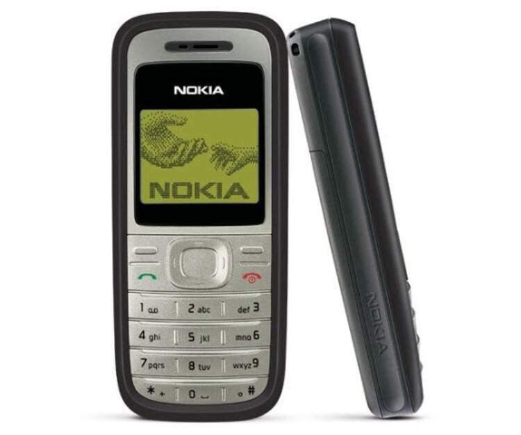 <p><strong>Nokia 1200</strong></p>

<p>Nokia'nın 2007 yılında duyurduğu bu model, standart bir telefonun özelliklerini taşıyordu; yani ayrıca özel bir yanı yoktu. Ancak Siyah ve Mavi olmak üzere iki farklı renkte satışa sunulan Nokia 1200, toplamda 150 milyon satmayı da başardı.</p>

