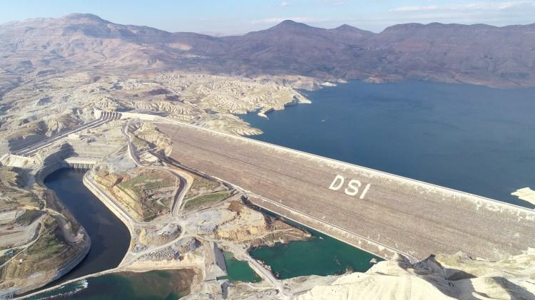 <p>Ağustos ayı itibarıyla su tutulmaya başlanmasıyla baraj gölünde su seviyesi 62 metreyi aştı, depolanan su miktarı ise 1 milyar 150 milyon metreküp oldu. </p>

<p> </p>

<p> </p>
