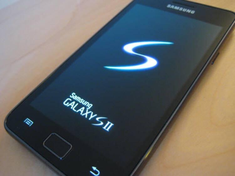<p><strong>Samsung Galaxy S2</strong></p>

<p>Samsung, Galaxy serisi telefonlarına 10 yılı aşkın bir süre önce başladı. Galaxy SII ise, 2011 yılının Mart ayında ilk kez karşımıza çıktı. Oldukça ince bir tasarıma sahip olan telefonun 8 MP kamerası ve 1 GB RAM'i vardı. Cihaz, bugüne dek 40 milyondan fazla sattı.</p>

<p> </p>
