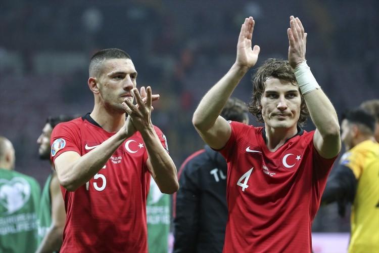 <p>EURO 2020 grup aşamasında  başarılı bir perfrormans sergileyen Merih Demiral ve Çağlar Söyüncü turnuvaya damga vurdu. </p>

<p><strong>Bülent Korkmaz</strong>, "Merih ve Çağlar bizi geçti" dedi.</p>
