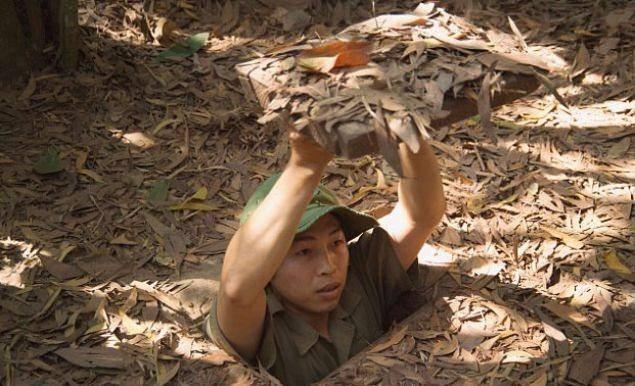 <p>Savaş sırasında 10 bin Vietnamlıya barınma imkanı sağlayan tüneller, bir yeraltı şehrini andırıyor. Zamanında bu tünellerden Amerikan askerlerine saldıran ve hayatta kalan Vietnamlı direnişçiler, bugün turistlere rehberlik yaparak geçimini sağlıyor.</p>
<p> </p>