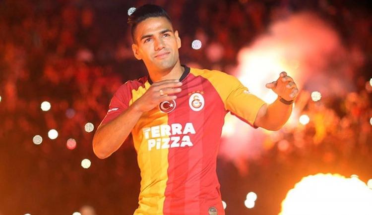 <p>Galatasaray uzun süre uğraş verdiği Radamel Falcao transferinde mutlu sona ulaştı.</p>
