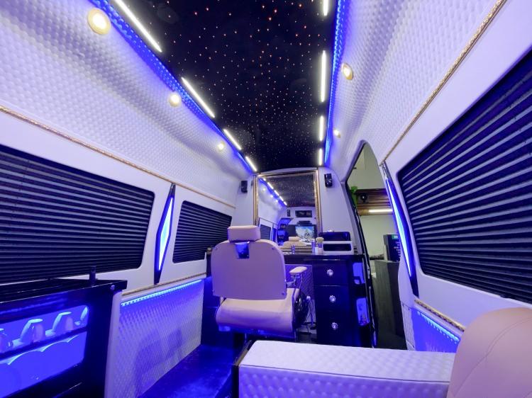 <p><span style="color:#FFD700"></span>Tetik, bazı müşterilerin farklı ve güzel bir manzarada tıraş olmak istediğini, minibüs sayesinde de bunu gerçekleştirdiklerini kaydetti.</p>
<p> </p>
<p>Tetik'in müşterisi ve Rotterdam'da iş adamı olan Emrah Güngör, "Yoğun tempo arasında berberden randevu alıp oraya gitmek çok zamanımı alıyor fakat bu şekilde berber kapıma kadar geliyor. Hem iş hem tıraş her ikisini de bir arada götürebildiğimiz için Serdar Bey'in sunduğu hizmetten çok memnunuz." diye konuştu. </p>