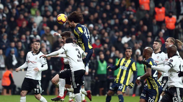 <p>Beşiktaş ile Fenerbahçe arasında oynanan derbi 3-3 berabere bitti. İlk yarıyı Beşiktaş 3-0 önde kapatırken 2. yarıda Fenerbahçe geri dönüşe imza attı.</p>
