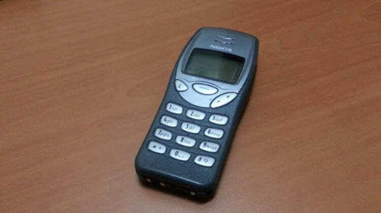 <p><strong>Nokia 3210</strong></p>

<p>Nokia'nın en bilinen telefonlarından biri olan Nokia 3210, 1999 yılında satışa çıktı. Pek çok kullanıcı bir kez olsun bu cihazı o yıllar kullandı. Dahili antenle birlikte gelen cihaz, 160 milyon sattı.</p>
