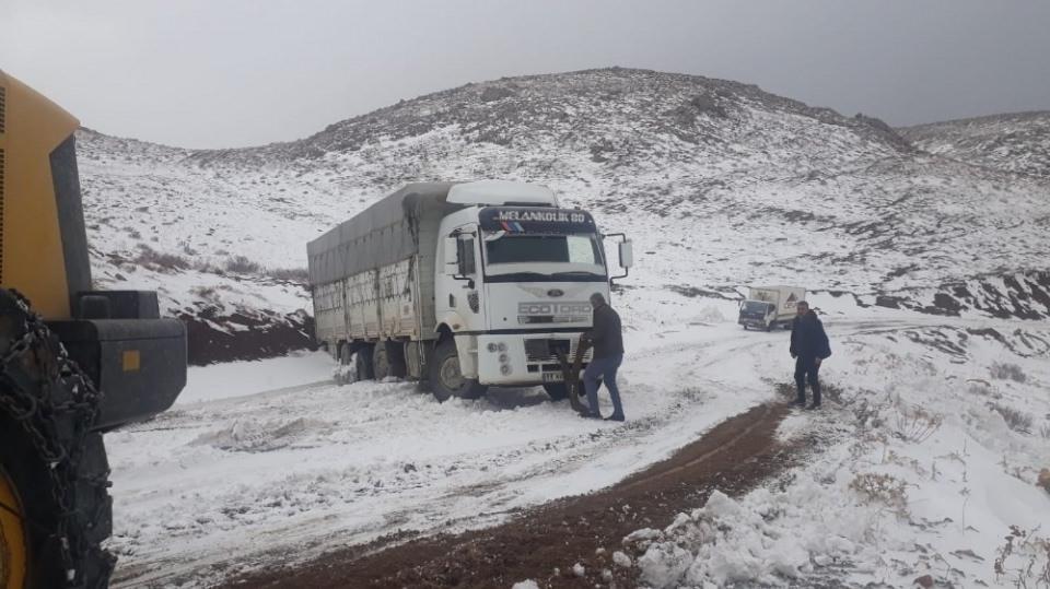 <p>Siirt’in Pervari ve Şirvan ilçelerinde kar yağışı nedeniyle mahsur kalan sürücüler kurtarıldı. Pervari ilçesine bağlı Doğan köyü Jandarma Taburuna gıda ve malzeme taşıyan araçların yolda mahsur kaldığı ihbarı üzerine harekete geçen İl Özel İdaresi kurtarma ekipleri yolda mahsur kalan kamyonetleri kurtararak güvenli bir şekilde ilçe merkezine ulaştırılması sağlandı. </p>

<p> </p>
