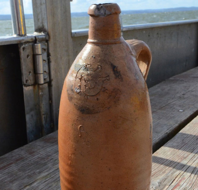 <p><span style="color:#FFFF00">Polonya'nın kıyılarında sürdürülen kazıda bulunan şişe şaşırttı!</span></p>

<p>Arkeologlar, şişelerin içinde halen bölgede satışı yapılan bir maden suyunun bulunduğunu söylerken, diğer bir şişede de bir içkinin bulunduğunu bildirdiler.</p>

<p> </p>
