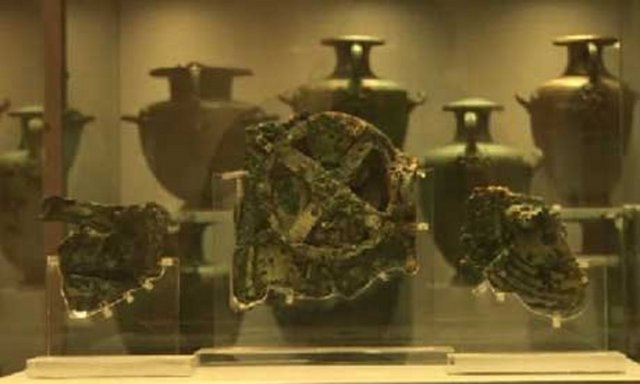 <p>Bu yaklaşık MÖ 87 yılında batmış bir yük gemisiydi. Bunun içinde bulunan Antikythera Düzeneği, bilinen en eski çarklı düzenek. Keşfedildiği günden bu yana bilim ve teknoloji tarihçileri için gizemini koruyor.</p>

<p> </p>
