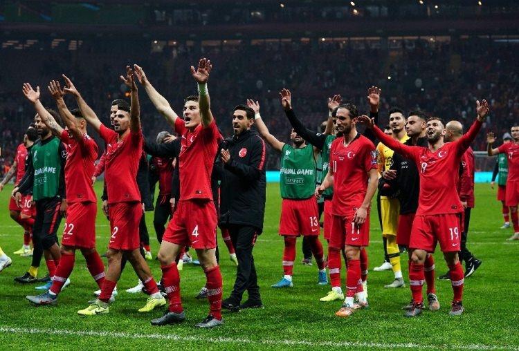 <p>Milli Takım son maçında İzlanda ile berabere kaldı. Grubunu 2. tamamalayan Milliler EURO 2020 biletini kaptı.</p>

<p>Milli Takımın grubundaki rakipler İtalya, İsviçre ve Galler oldu. </p>
