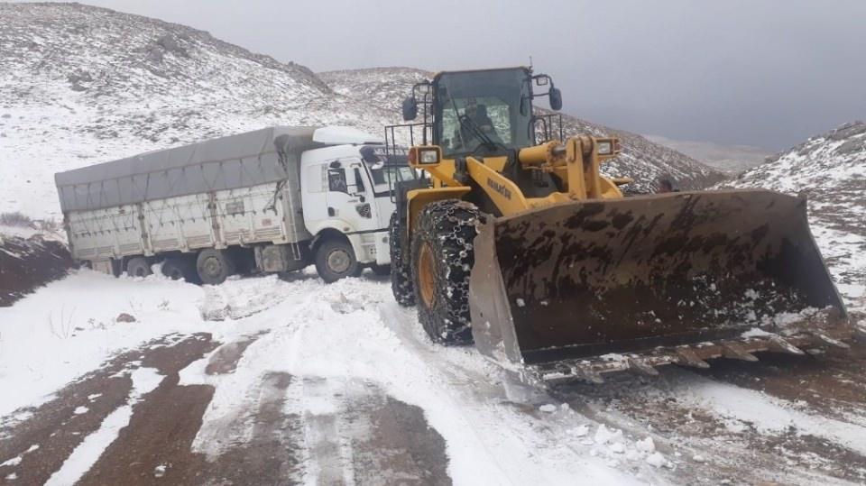 <p>Şirvan ilçesine bağlı Cevizlik köyünde mahsur kalan sürücüler ise iş makinalarına bağlanan halat yardımıyla kurtarıldı.</p>
