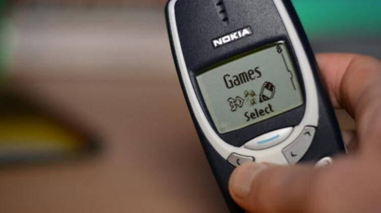 <p><strong>Nokia 3310</strong></p>

<p>Kullanıcıların yakından tanıdığı telefon modellerinden biri olan Nokia 3310, 2000 yılında satışa çıktı. O güne dek, bu telefon dünyanın en iyi telefonu olma özelliğine sahipti. Hesap makinesi ve birkaç oyunla birlikte Snake II çok beğenildi. Telefon, toplamda 136 milyon sattı.</p>

