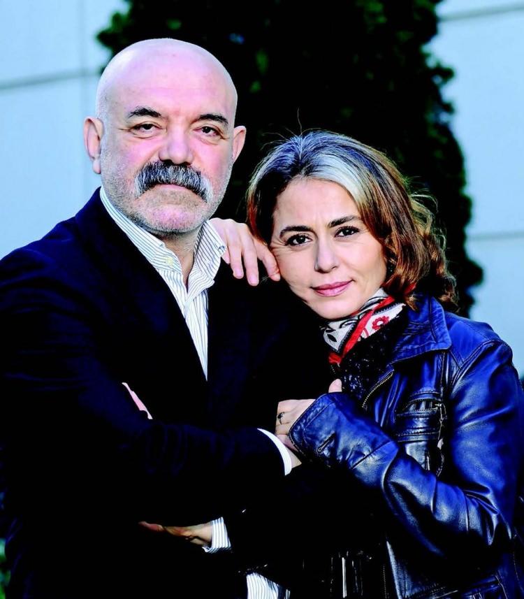 <p>2005 yılında, tiyatro aracılığıyla tanıştığı sanatçı Nazan Kesal ile evlendi. Bu evliliğinden bir erkek çocuk sahibi oldu. Evlilikleri halen devam etmektedir.</p>