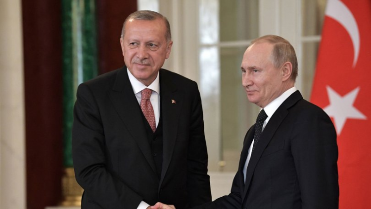 <p>Yıl içinde Rusya'ya son ziyaretini 22 Ekim'de yapan Erdoğan bu ziyaretinde, Rusya Devlet Başkanı Vladimir Putin ile 6 saat 20 dakika süren bir görüşme gerçekleştirdi. Erdoğan, görüşmenin ardından düzenlenen ortak basın toplantısında "Sayın Putin'le terörle mücadele, Suriye'nin toprak bütünlüğü ve siyasi birliğinin sağlanması ile mültecilerin geri dönüşü noktasında tarihi bir mutabakata imza attık." dedi.</p>

