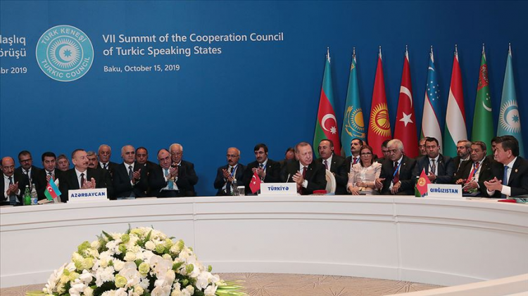 <p>Sırbistan'a yaptığı ziyarette Türkiye-Sırbistan Yüksek Düzeyli İşbirliği Konseyi 8. Toplantısı ile Türkiye-Sırbistan-Bosna Hersek Üçlü Zirvesi'ne katılan Erdoğan, daha sonra Türk Dili Konuşan Ülkeler İşbirliği Konseyi 7. Toplantısı'na katılmak üzere Azerbaycan'a bir ziyaret gerçekleştirdi.</p>

