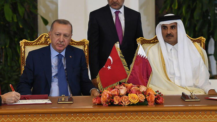 <p>Türkiye-Macaristan Yüksek Düzeyli Stratejik İşbirliği Konseyi 4. Toplantısı'na katılmak üzere Macaristan'a giden Erdoğan, Katar'a yaptığı ziyarette de Türkiye-Katar Yüksek Stratejik Komite 5. Toplantısı'na katıldı.</p>
